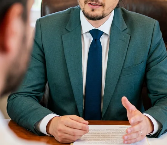 Advogado em reunião explicando um caso