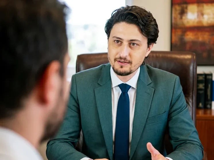 Advogado em reunião explicando um caso