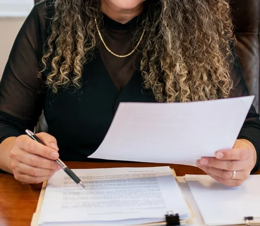 Advogada analisando documentos