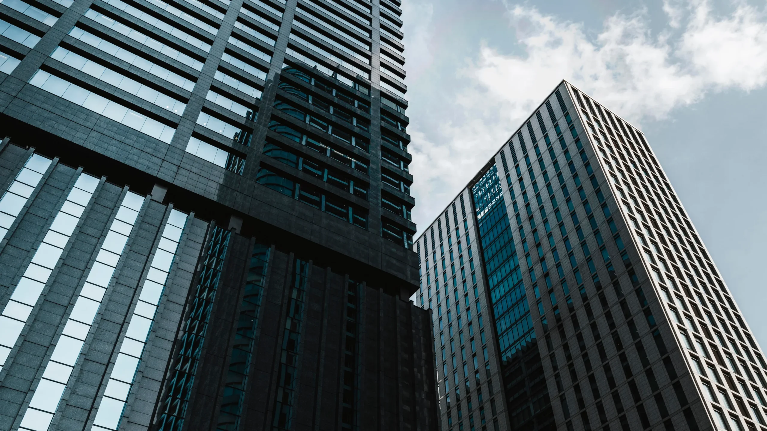 Fachada de edifícios residenciais vista de baixo